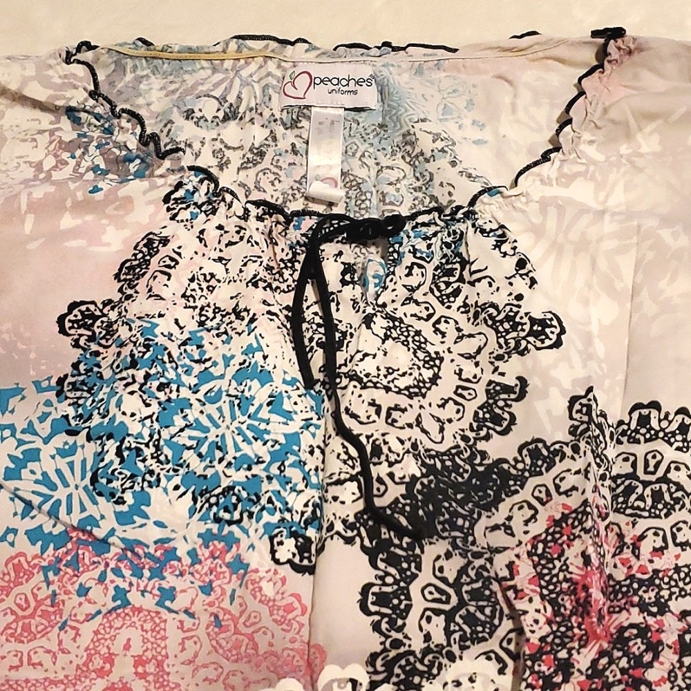 Sale 💥3/$30 Peaches Uniforms Printed Deep Pocket Scrub Top - Picture 2 of 9